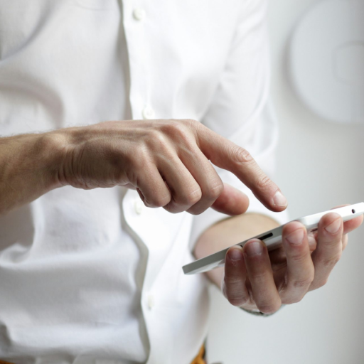 Person mit weißem Android-Smartphone in weißem Hemd